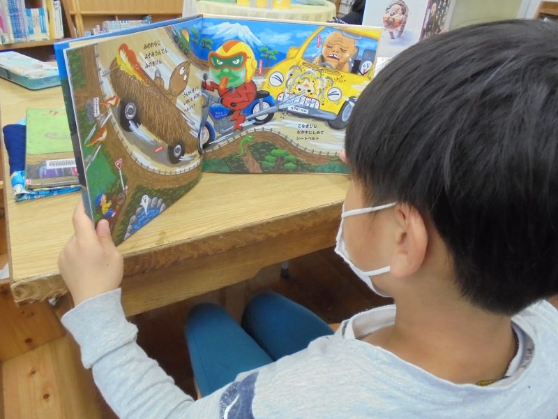 １年生　図書室での様子です。の画像