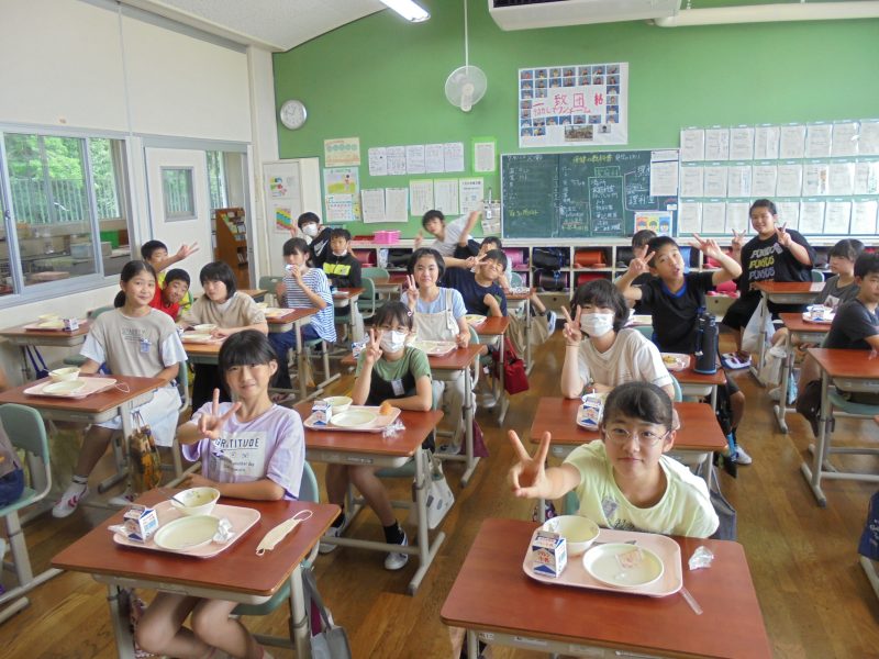 ６年生の給食時間にの画像