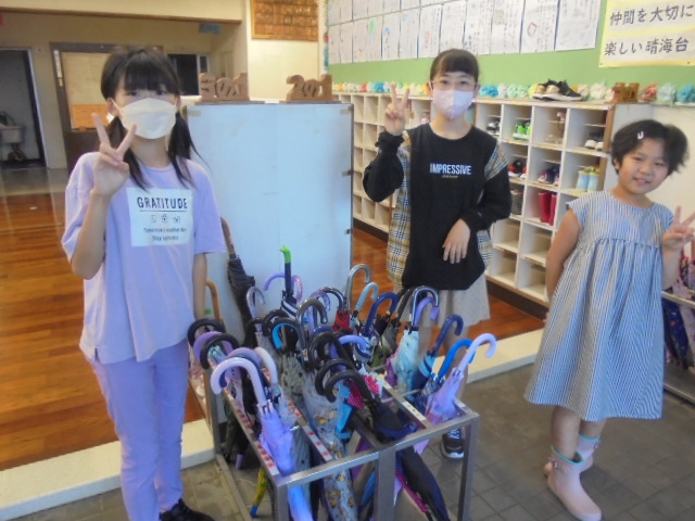 6年生 傘立ての整理ありがとう。の画像