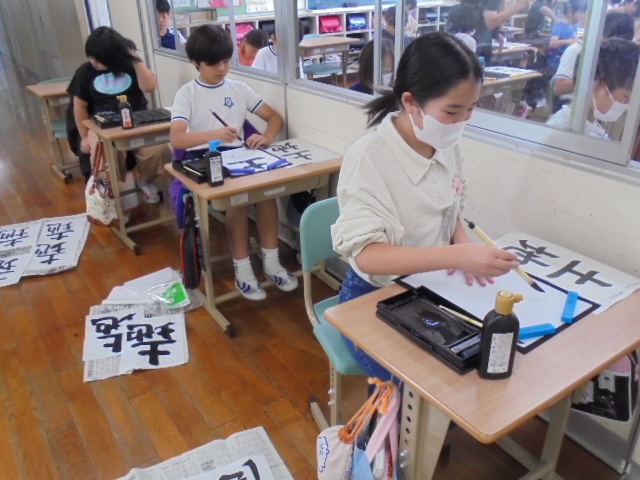 ４年生　「書写」頑張っています。の画像