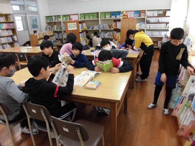 5年生 図書の時間にの画像