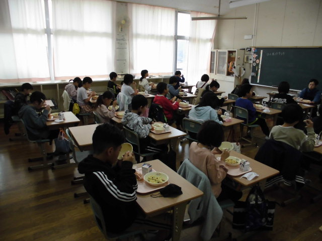 ４年生　給食時間の画像