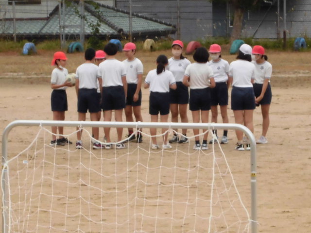 ６年生　運動場で体育の画像