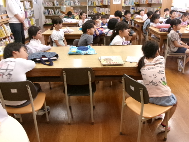２年生　読み語りの時間の画像
