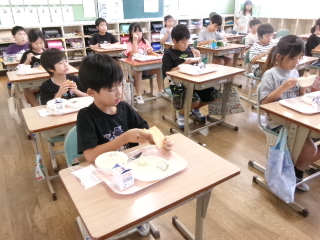 ３年生　給食の画像
