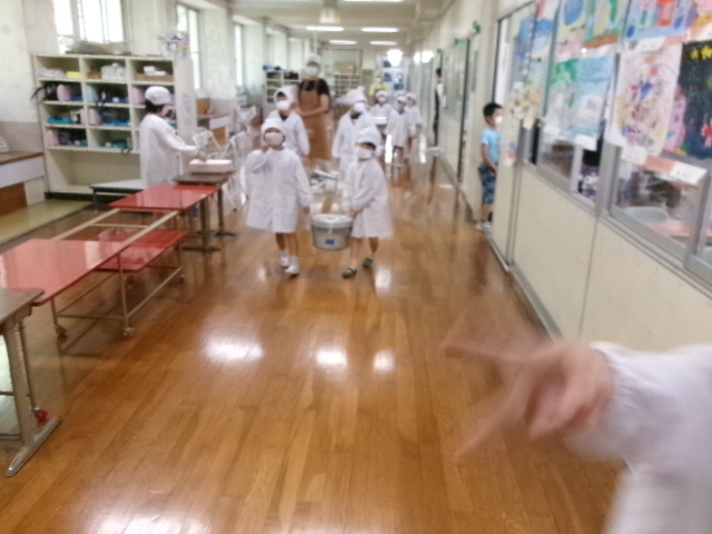 ２年生　給食準備の画像
