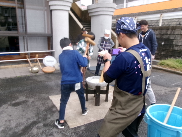 卒業お祝いのもちつき大会　６年生の画像