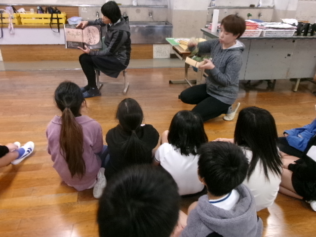 ４年生　読み聞かせの時間の画像