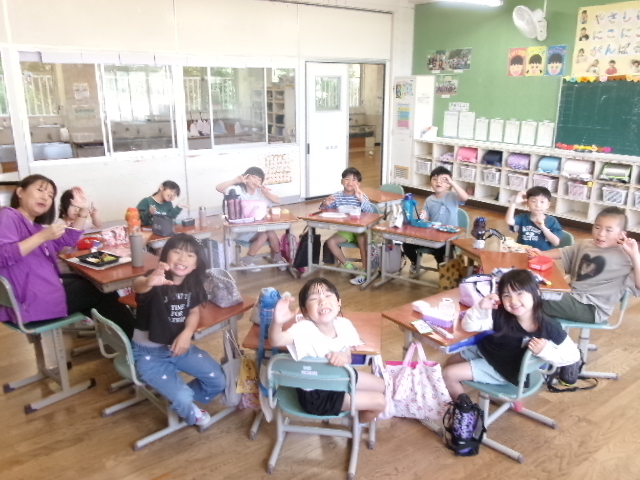 ２年生　お弁当の時間にの画像