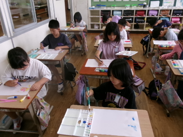 ３年生　図画工作の時間にの画像