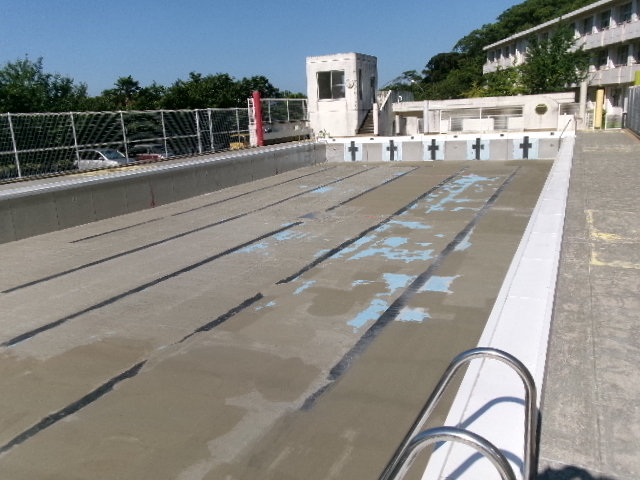 プール補修工事の様子の画像