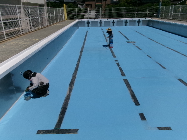 プール塗装作業２日目の画像