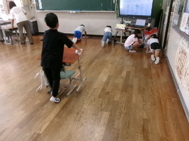 ２年生　掃除も全員で全力の画像