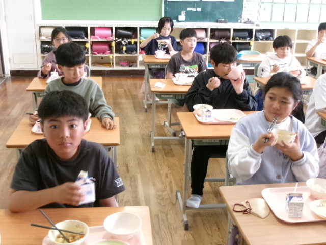 ５年生　給食時間の画像