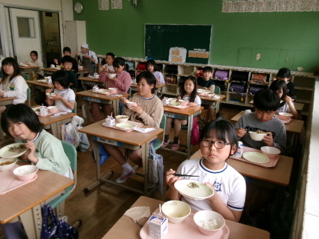 4年生　給食時間の画像
