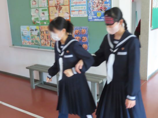 人権学習（アイマスク体験）の画像