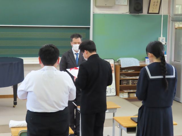 令和６年度　伊王島中学校修了式の画像