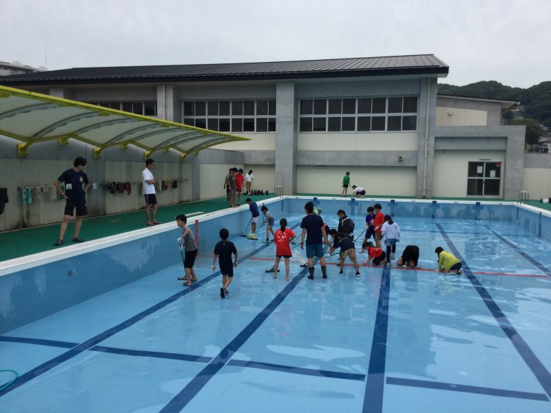 プール掃除の画像