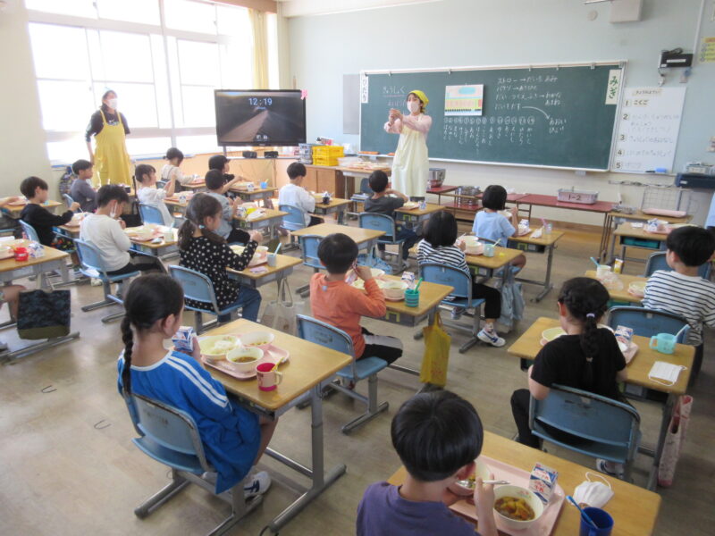 （学校生活）１年生、初めての給食🍛の画像