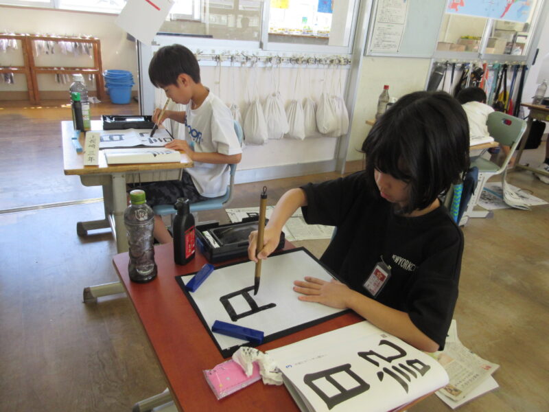 （４年生）心を穏やかに書写に取り組むの画像