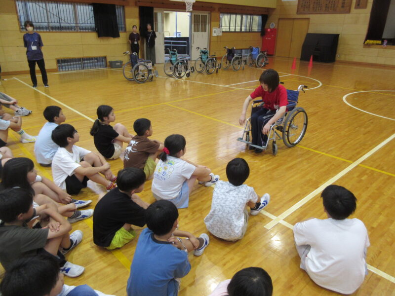 (4年生)「福祉」についての体験学習の画像