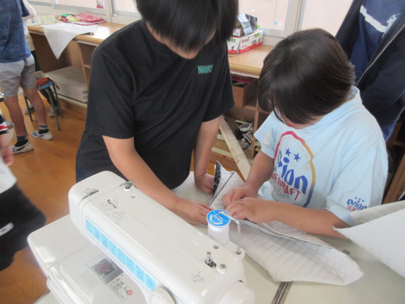 （６年生）家庭科　～ミシンを使ってナップサック作製中♪～の画像