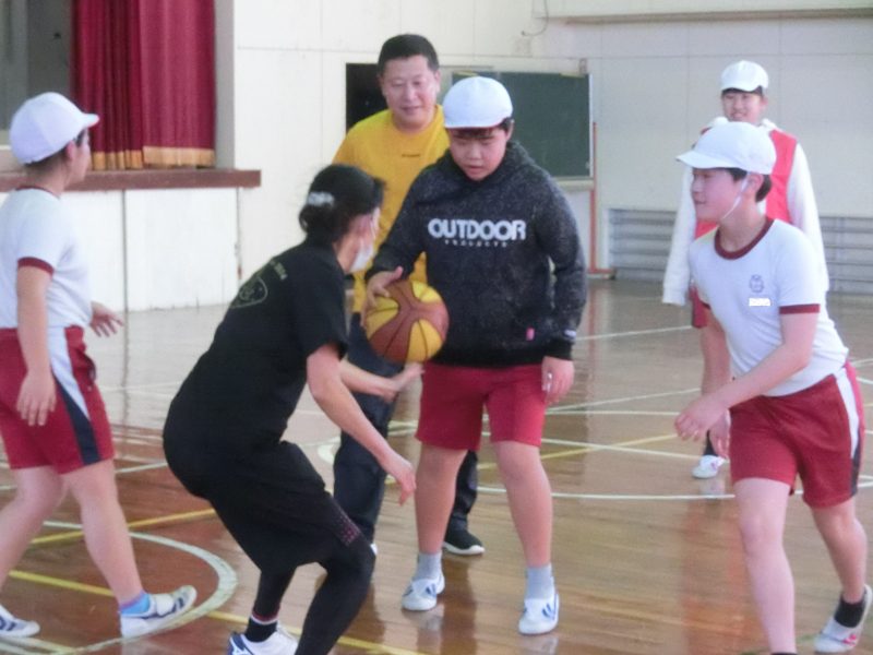 ミニ小体会(バスケットボール対決 6年生VS職員)の画像