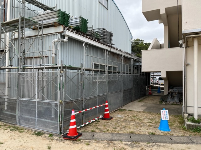 体育館工事にともなう足場の設置についての画像