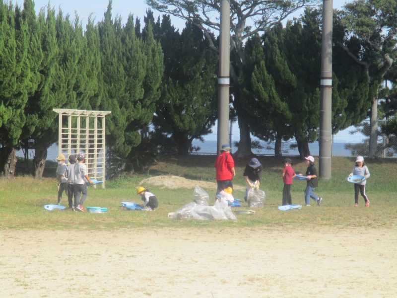 運動場の草とりの画像