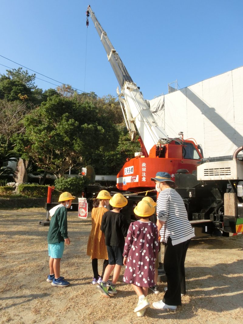 1年「じどう車くらべ」の画像
