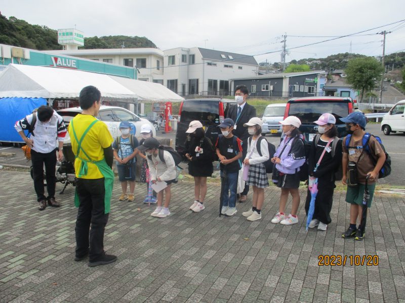 ３年生社会科見学（スーパーマーケット見学）のようすの画像