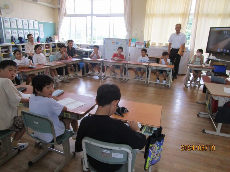 ２・３年生の学級会のようすの画像