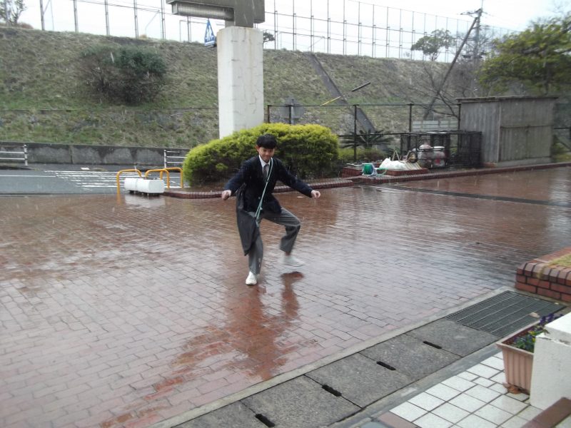 １２月２１日　小雪の舞う中、元気に登校の画像