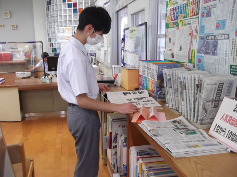 ６月の昼休みの図書室の画像