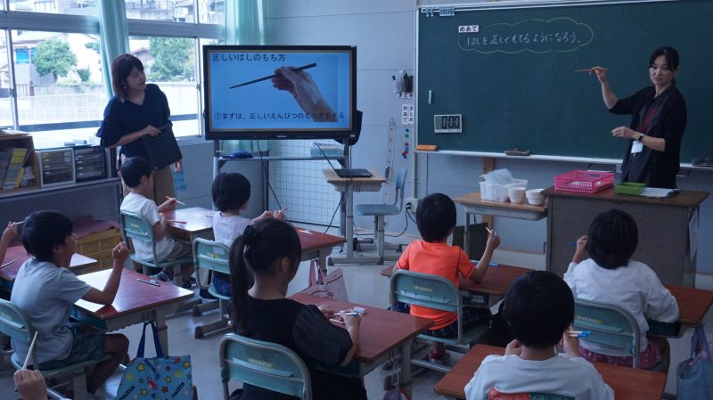 （校長日記）「食育指導 第３弾」箸を正しく持てるようになろう！の画像
