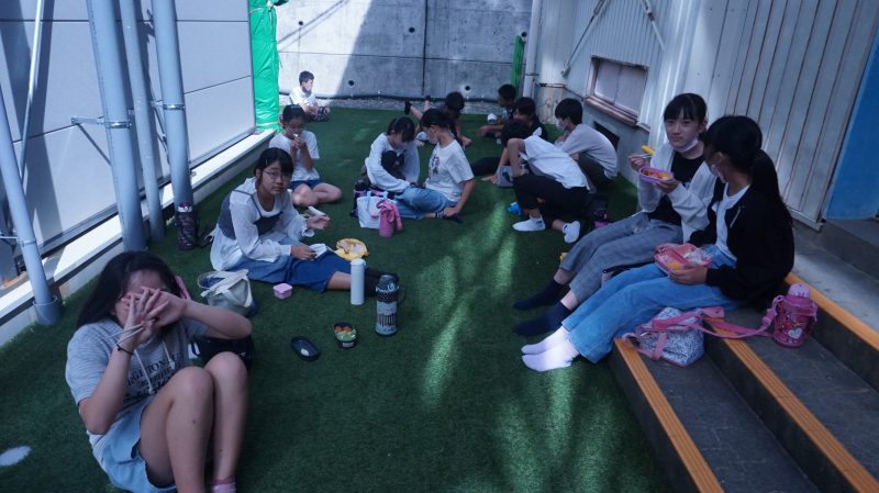 （校長日記）６年生　中庭でホッと一息　お弁当タイムの画像