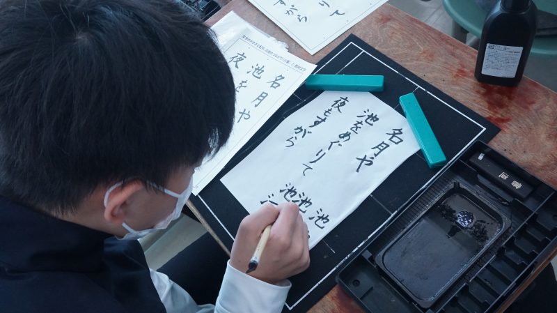 （校長日記）書写の時間　集中して取り組む６年生の画像