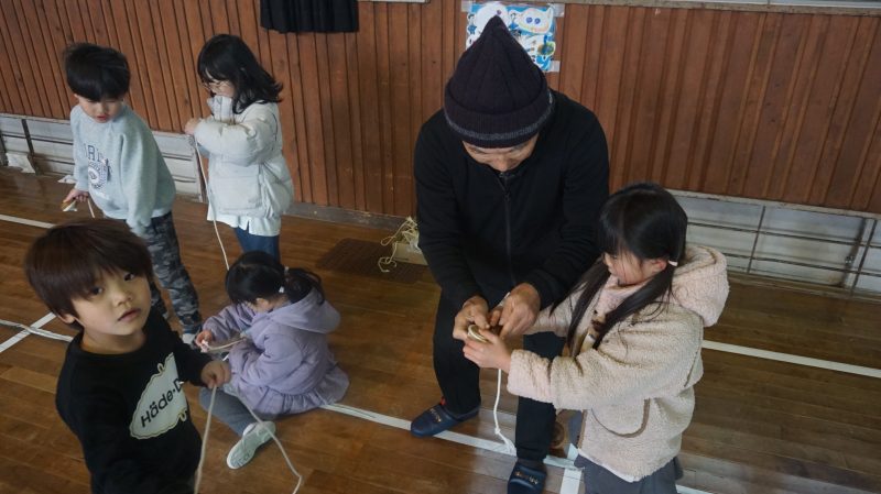 （校長日記）１年生　楽しかったよ♪　～地域の方と昔遊び～の画像