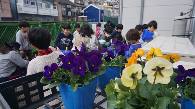 （校長日記）１年生　花を植え替えました♪の画像