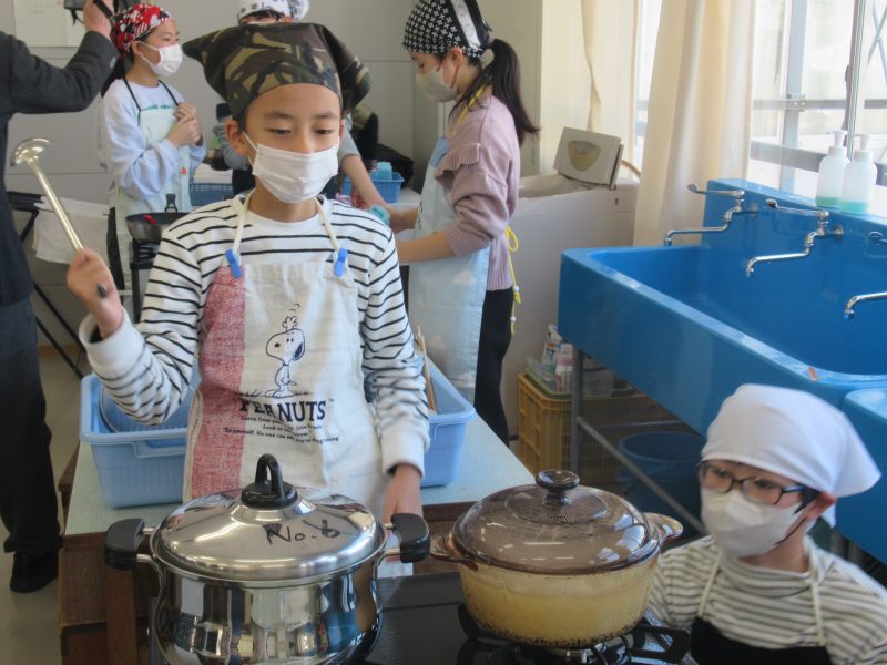 （6年生）雪の中の調理実習の画像