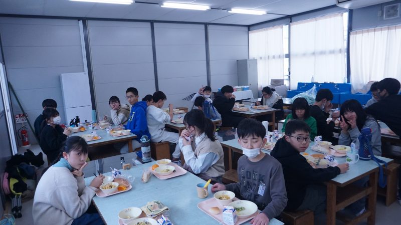 （校長日記）６年生　小学校最後の給食　そして、下級生からの見送り･･･の画像