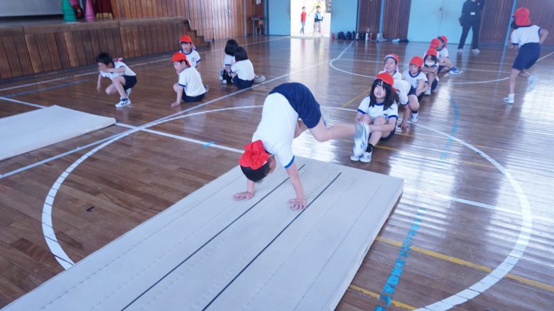 （３年生）マット運動の学習、只今絶賛展開中！の画像
