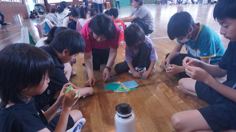 （学校生活）縦割り活動で折鶴づくりの画像