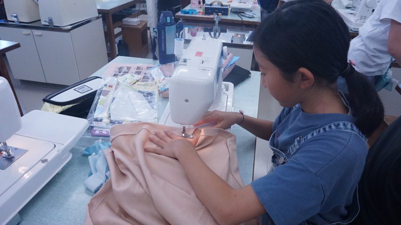 （５年生）家庭科　エプロン作製中！　～５年１組編～の画像