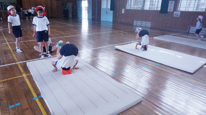 (2年生)マットを使った運動遊び、楽しんでます(^^♪の画像