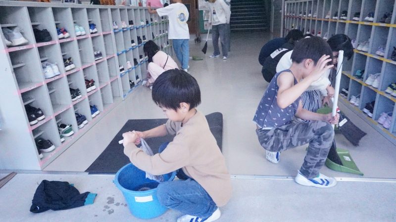 （学校生活）心を磨く清掃活動の画像