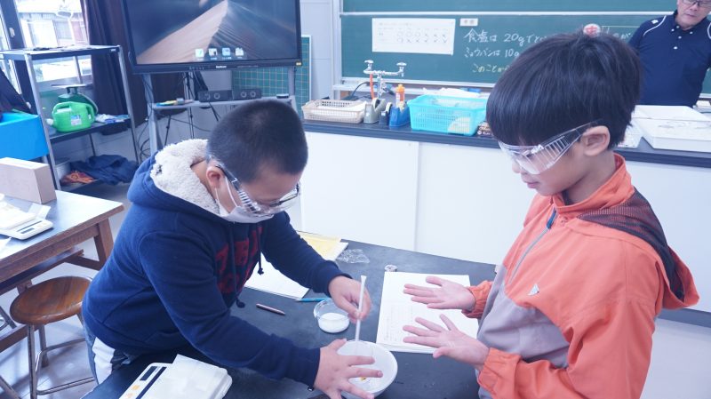 （５年生）理科「もののとけ方」学習中の画像