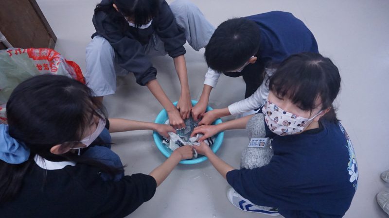 （６年生）家庭科　～レッツ洗濯！靴下を手洗いしてみました(^^♪～の画像