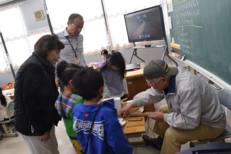 (1年生)生活科 ~地域の方とおもちゃづくり!~の画像