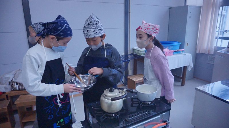 （５年生）調理実習　～味噌汁づくりにチャレンジ！～（５年１組編）の画像